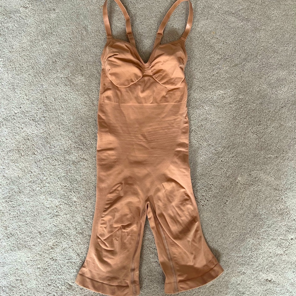 SKIMS SCULPTING BODYSUIT MID THIGH | OCHRE Sz Small/Medium